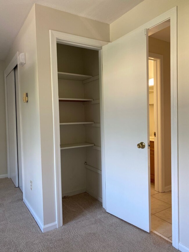 Building Photo - Andover, CT- One bedroom one bath apt in a...