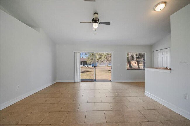 Building Photo - 2370 Pine St