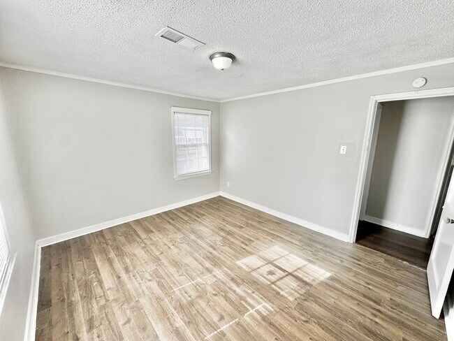 Building Photo - 2736 Dunn Ave