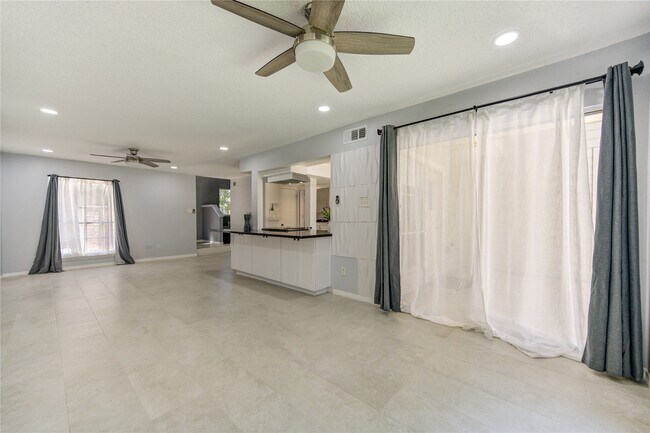 Building Photo - 7965 Kendalia Dr