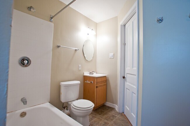 Building Photo - 8/1-$1745 – 3 BR with Laundry, Upper Flat Close to Lakefront and UWM - 2431 N Farwell