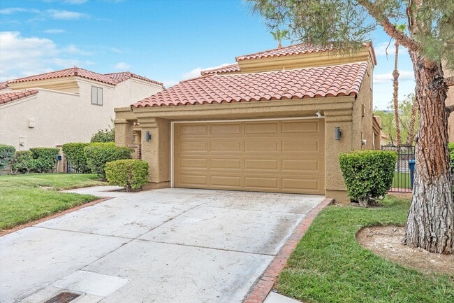 Building Photo - Spanish Trails Pool Home