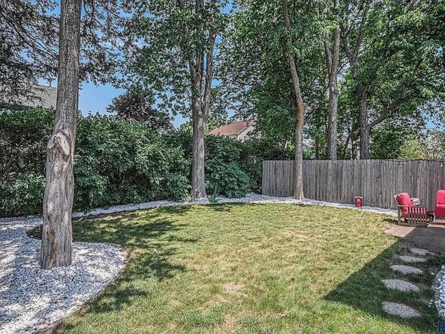 Building Photo - Charming 3-Bedroom Twin Home — 904?E?Jane?...