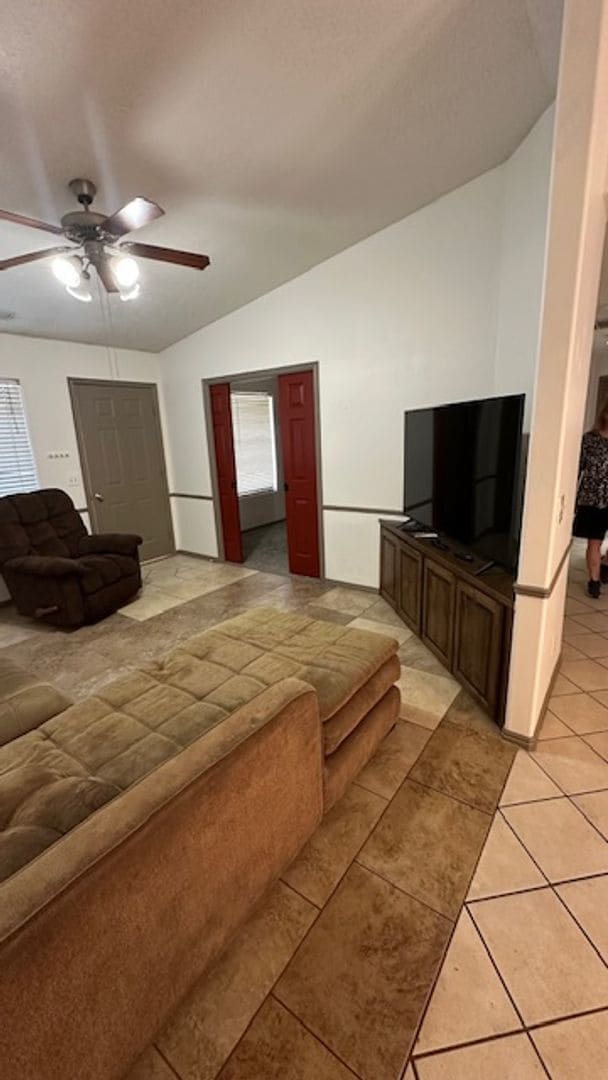 Building Photo - 3 bedroom home Community Pool - Pet Friendly!
