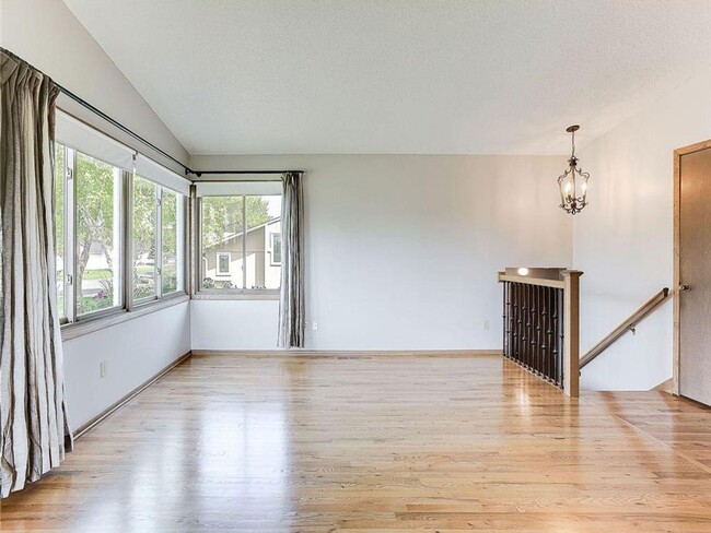 Building Photo - Spacious 4+ Bedroom with Vaulted Family Room, Fireplace, Panoramic Views, Bonus Room, Pets OK!