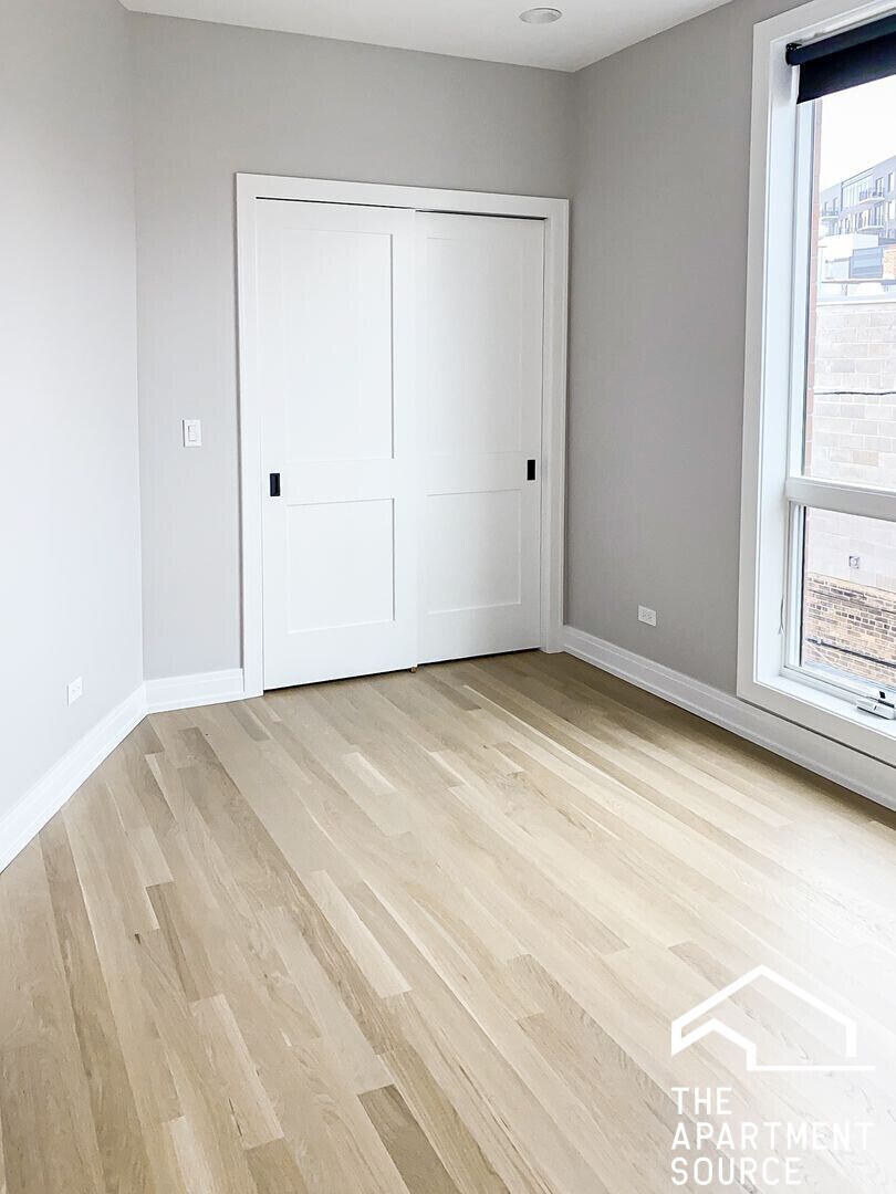 Building Photo - 1050 W Cornelia Ave