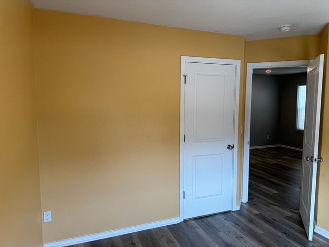 Building Photo - 4 bedroom 2.5 bathroom almost-new house in...
