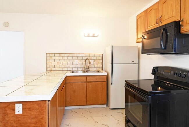 Building Photo - 6621 Vista Hermosa