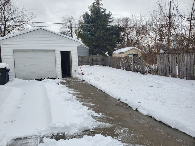 Building Photo - 2 Bedroom Single Family Ranch