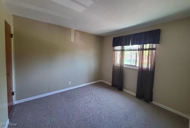Building Photo - 215 Dalepark Dr