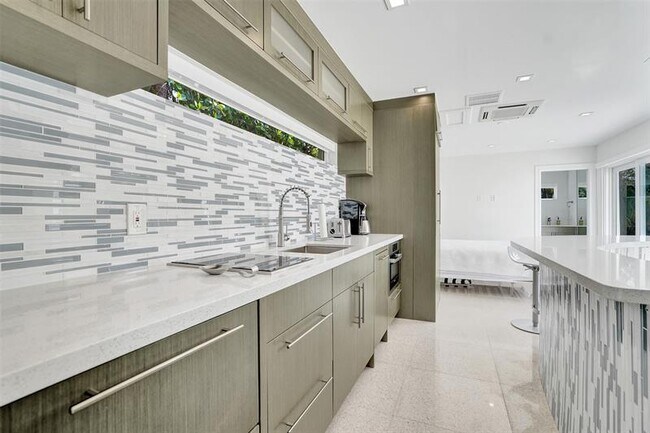 Building Photo - 2514 Yacht Club Blvd