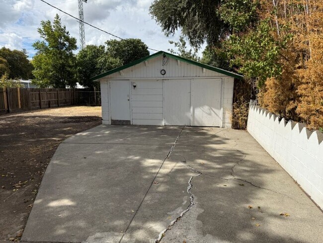 Building Photo - Rare 2 Bedroom Home Downtown Dixon *Star R...