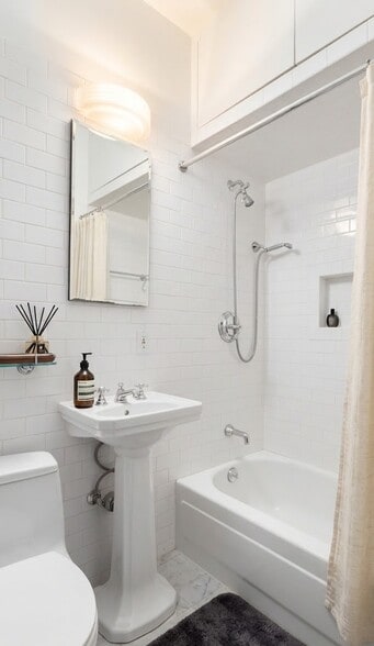 Building Photo - 164 W 88th St