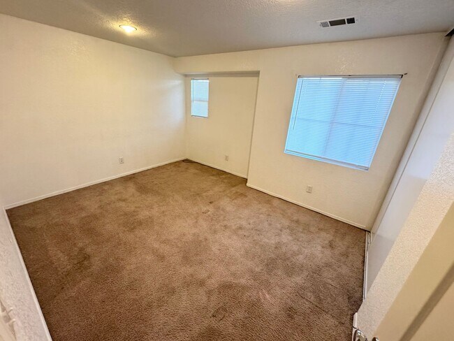 Building Photo - Spacious 5 bedroom home