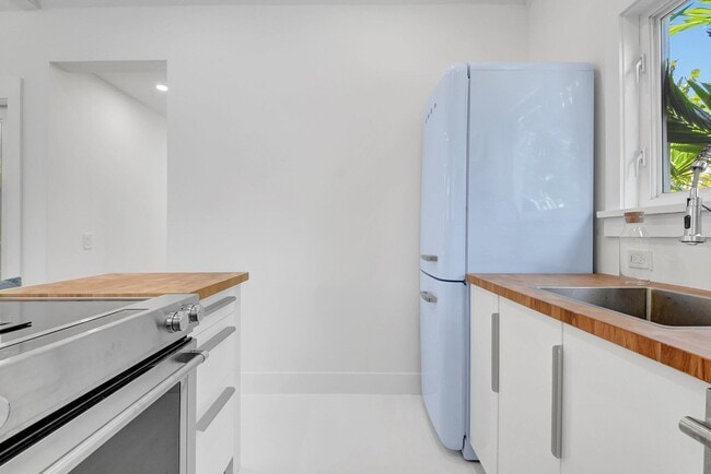 Building Photo - 220 S L St