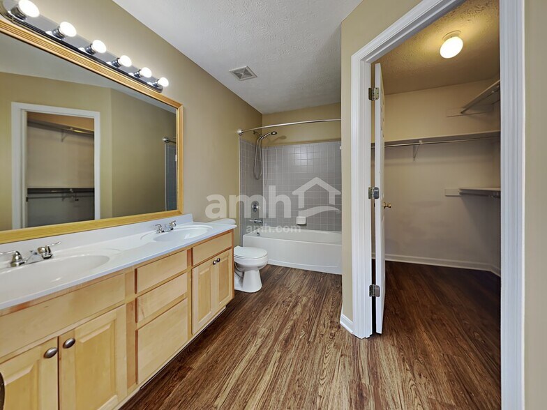 Building Photo - 2025 Apple Knoll Ln