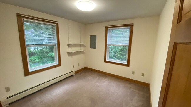Building Photo - Very Large 4 Bedroom/1 Bath Apartment - He...