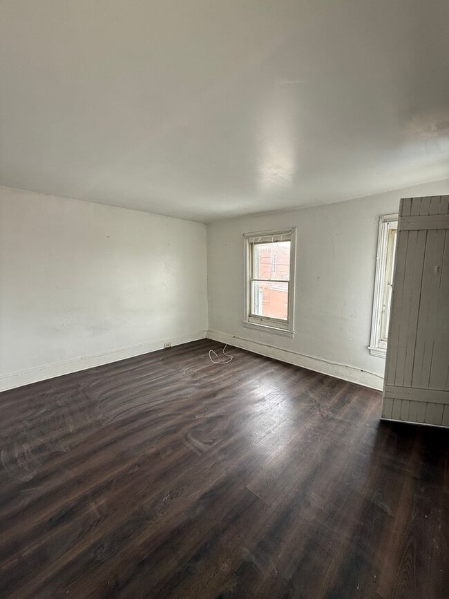 Building Photo - Nice size house for rent freshly done