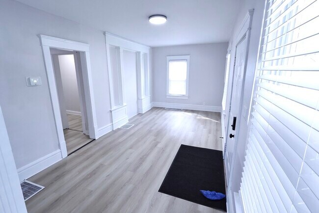 Building Photo - 991 Diana Ave