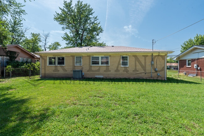 Building Photo - 1022 S Capri Ln