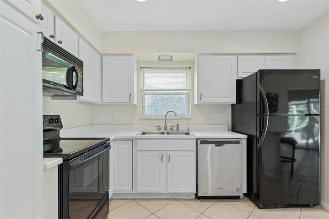 Building Photo - 9 Crompton Pl