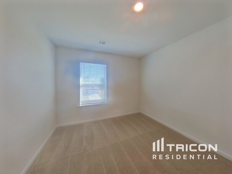 Building Photo - 823 Athens Ln