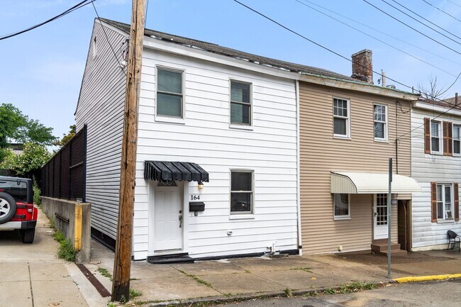 Building Photo - Luxury 3 bed 2 bath, large courtyard, amaz...