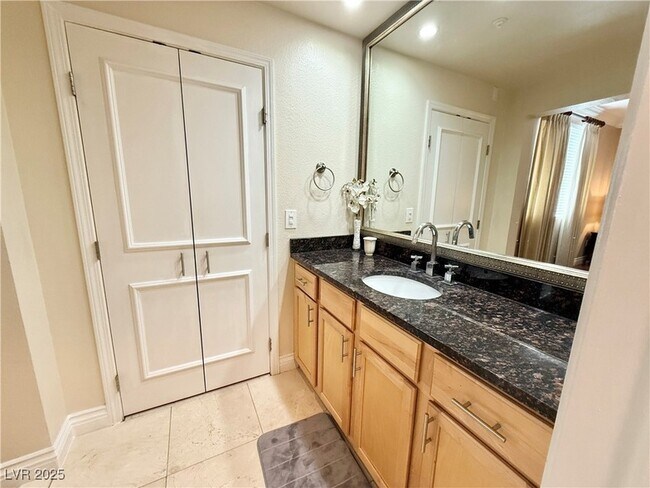 Building Photo - 210 E Flamingo Rd