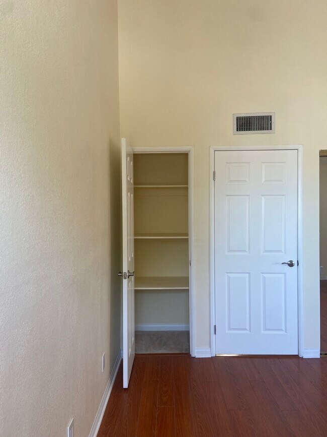 Building Photo - 435 E Valencia Ave