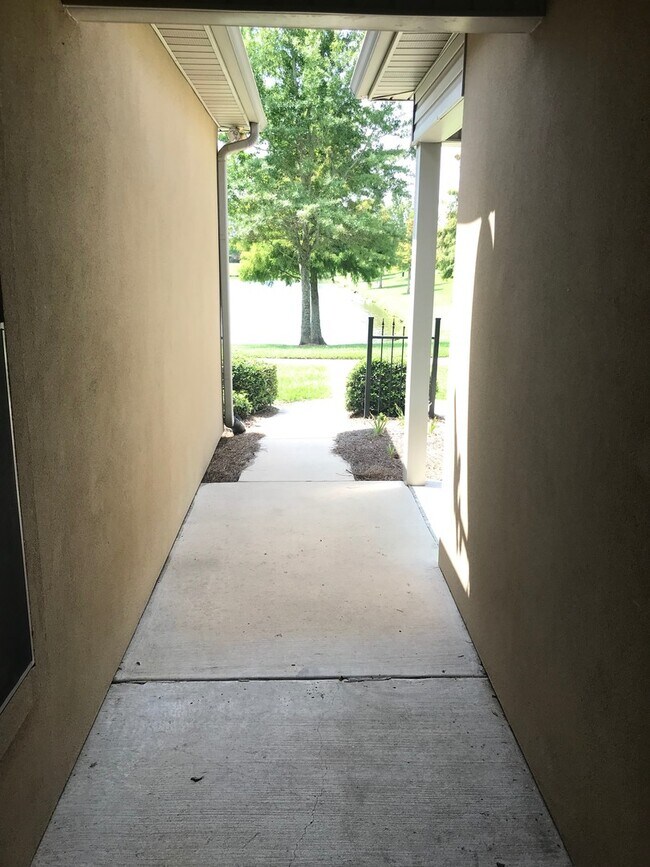 Building Photo - Summer Breeze