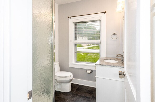Building Photo - Cozy 2BD/2BTH in South Knoxville