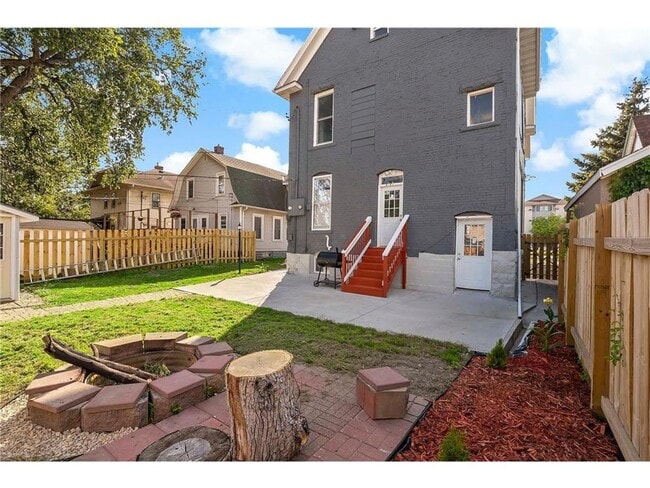 Building Photo - 2928 Emerson Ave N