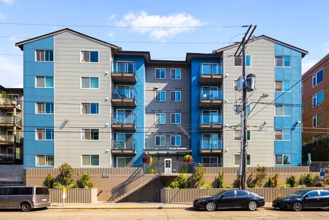 Primary Photo - 1614 Summit Ave