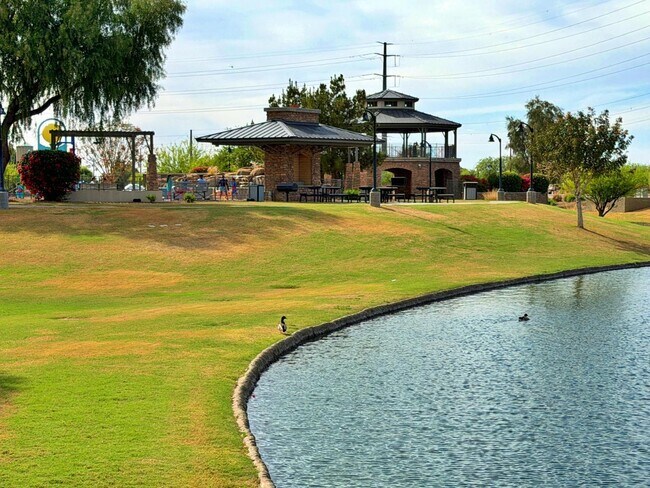 Building Photo - 737 E Charlevoix Ave