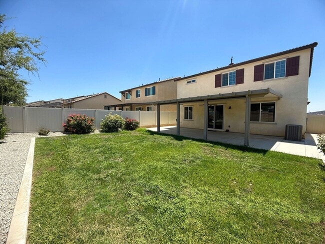 Building Photo - Beautiful 3Bed 2.5Bath