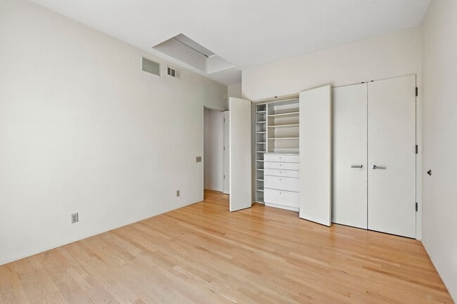 Building Photo - 2700 Barnson Pl