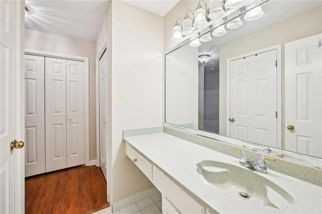 Building Photo - 2303 Pine Heights Dr NE