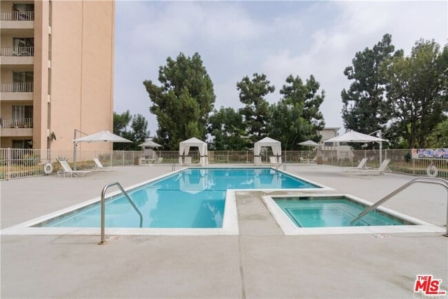 Building Photo - 100 S Doheny Dr