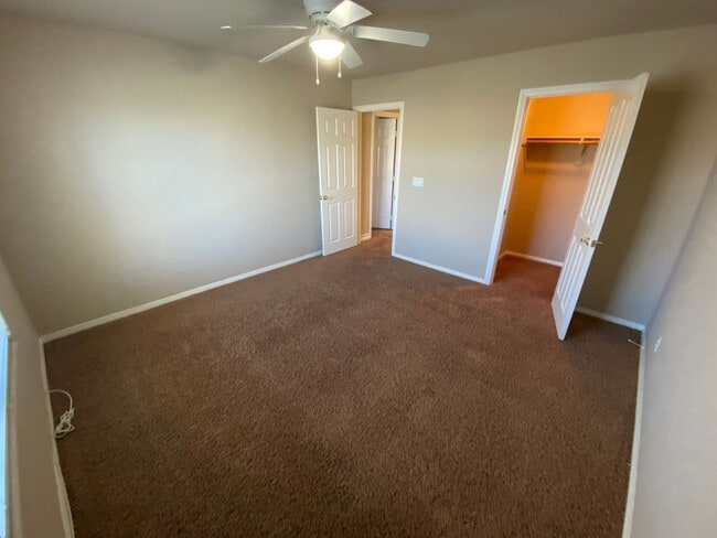 Building Photo - Beautiful 5 bed/3 bath home located in Hen...