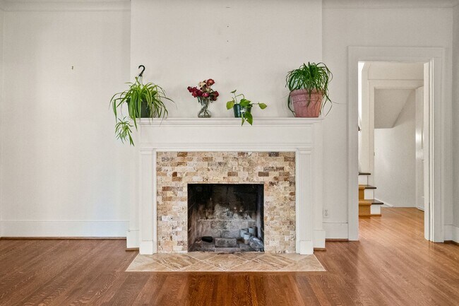 Building Photo - 4 Bed 2.5 Bath Home with a large backyard ...
