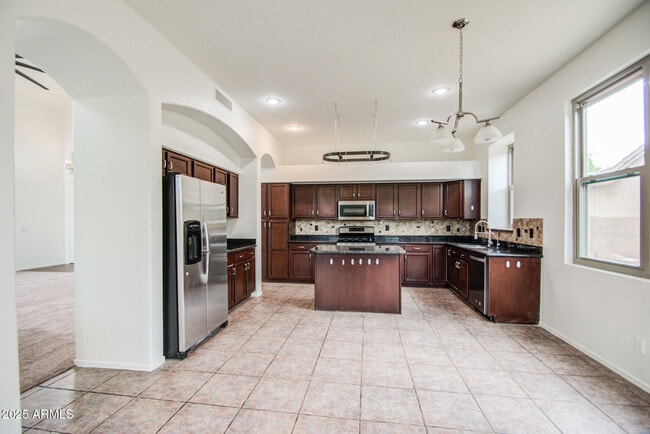 Building Photo - 3938 E San Pedro Ave