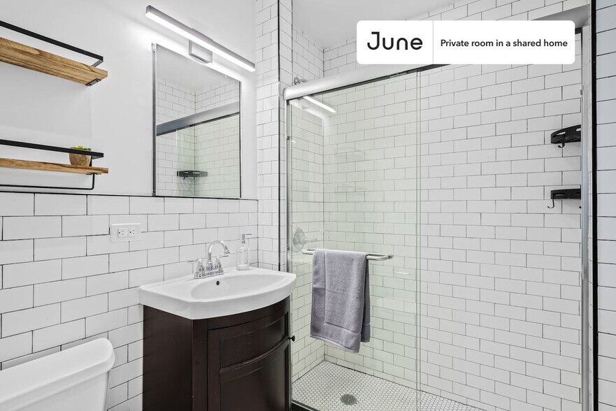 Building Photo - Charming Private ROOM in Greenpoint