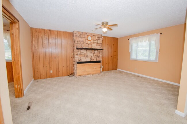 Building Photo - 215 Hillcrest Pl