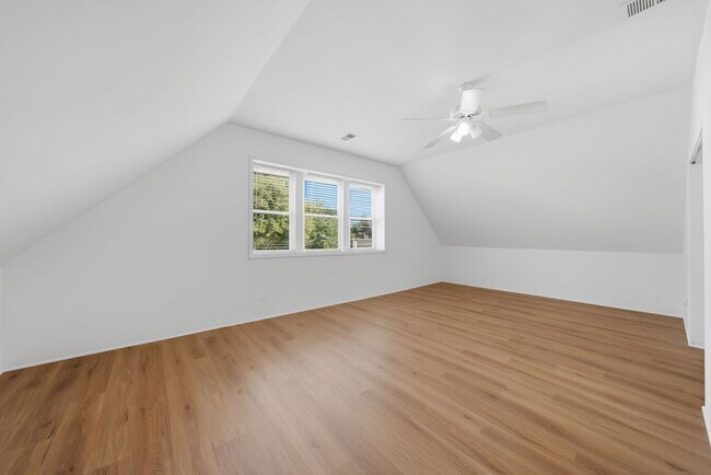 Building Photo - 3300 N Southport Ave