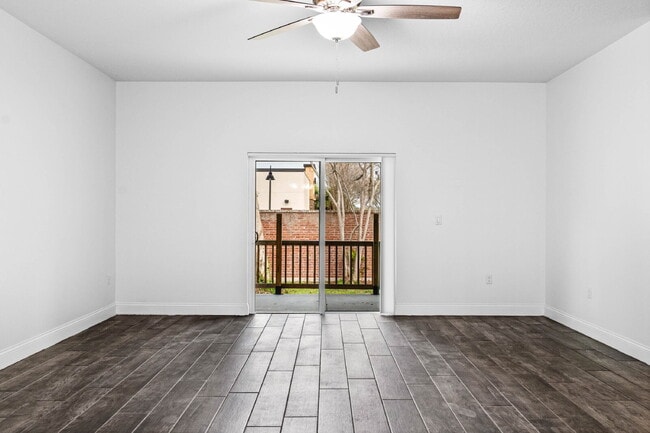 Building Photo - Spacious 4-Bed / 2-Bath Home with 3-Car Garage in Apopka with Modern Touches!