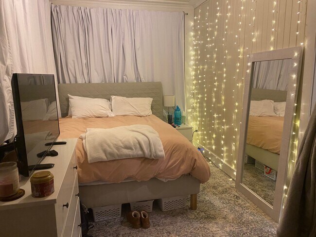 Building Photo - 2704 E Hartford Ave