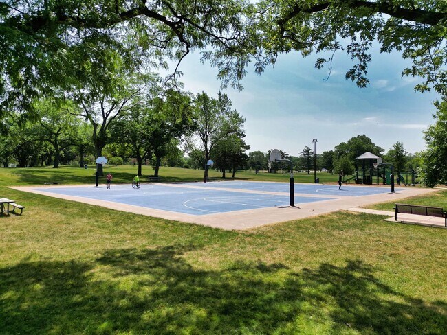 Building Photo - 310 S Main St