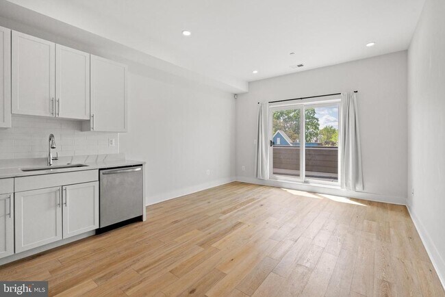 Building Photo - 1130 Penn St NE