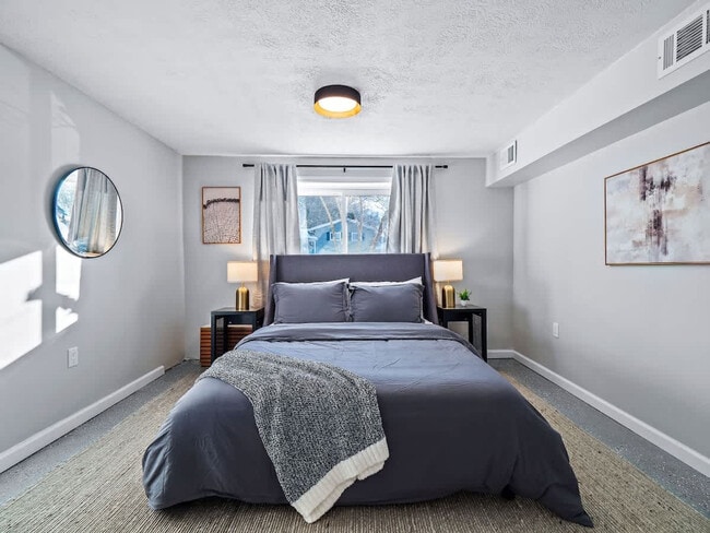 Building Photo - 670 Treeside Dr