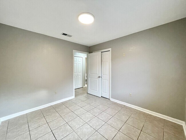 Building Photo - 14911 Central Woods Ave